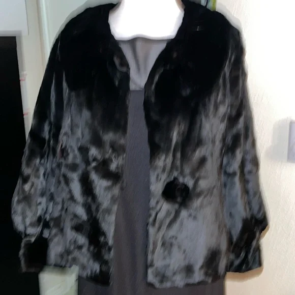 ❤️ Women’s VINTAGE MILTON L. GUMBERT PORTLAND, OREGON Glossy Fur Jacket Soft - Picture 2 of 12